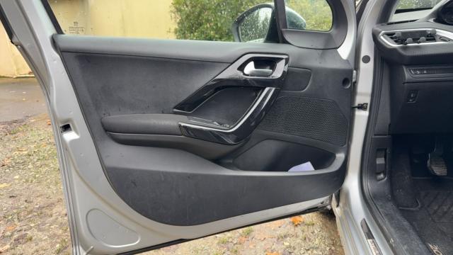 Peugeot 208 image 8