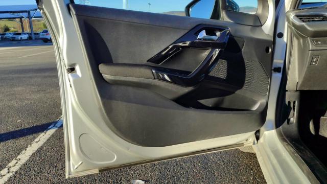 Peugeot 208 image 6