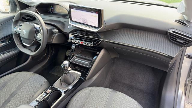 Peugeot 208 image 8