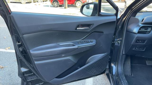 Toyota C-Hr image 6