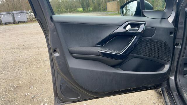 Peugeot 2008 image 2