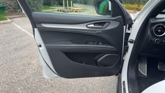 Alfa Romeo Stelvio image 8