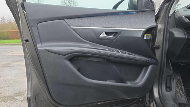 Peugeot 3008 image 2