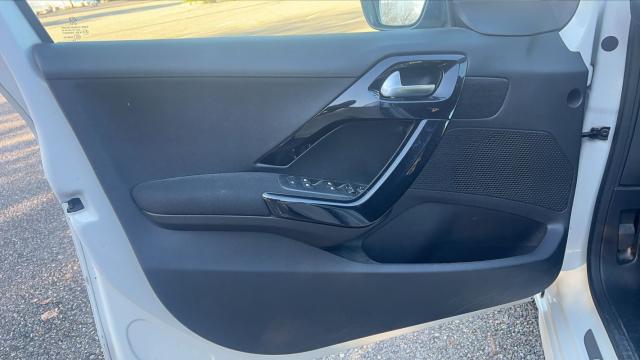 Peugeot 208 image 4