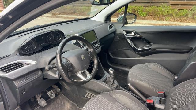Peugeot 208 image 2