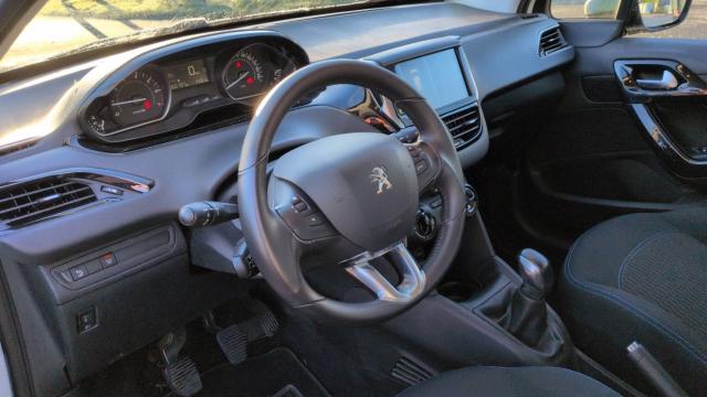Peugeot 208 image 8