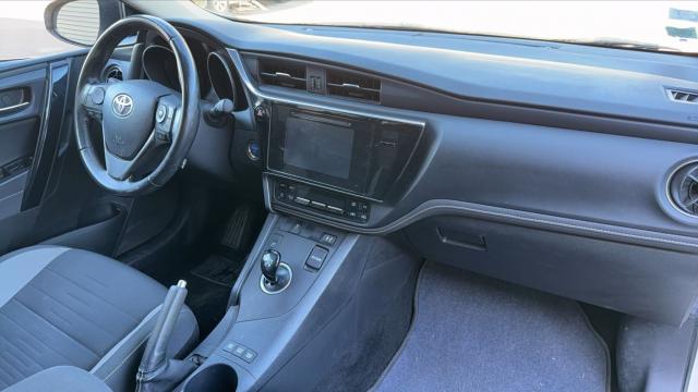 Toyota Auris image 2