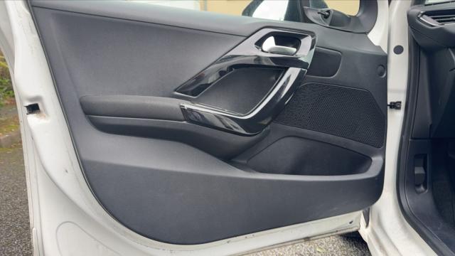 Peugeot 208 image 2