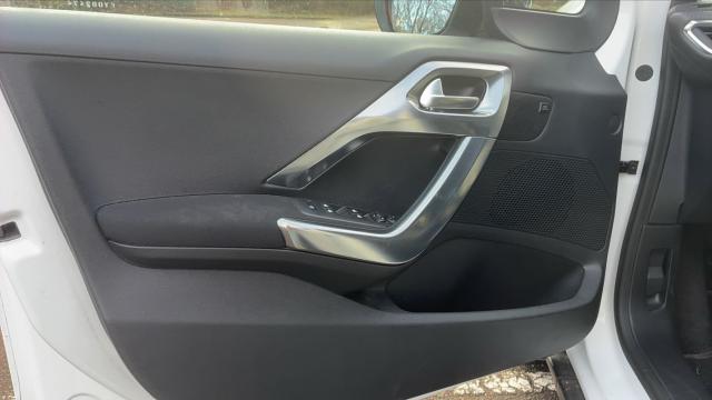 Peugeot 2008 image 2