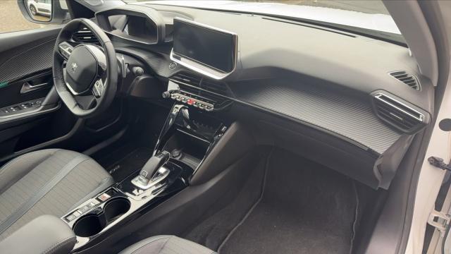 Peugeot 2008 image 1