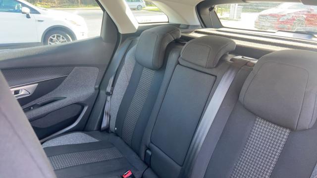 Peugeot 3008 image 2