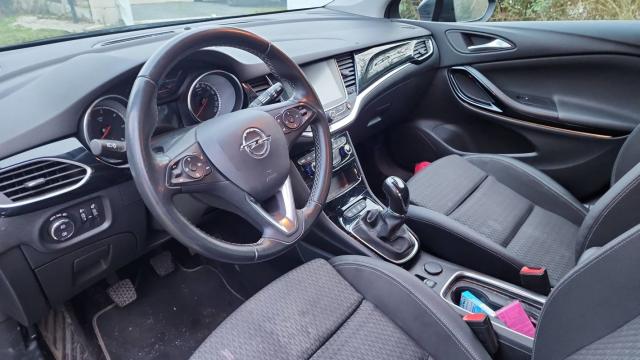 Opel Astra Sports Tourer image 2