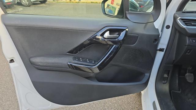Peugeot 208 image 2