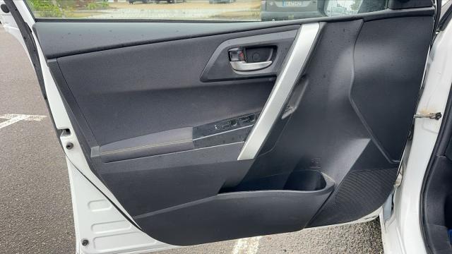 Toyota Auris image 9