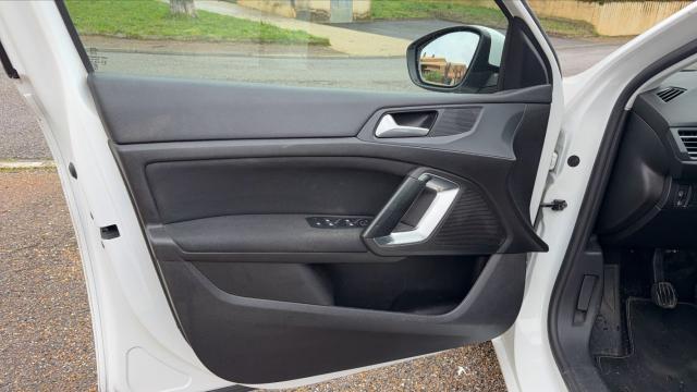 Peugeot 308 image 1