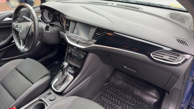 Opel Astra Sports Tourer image 2