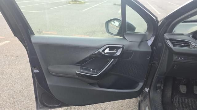 Peugeot 208 image 2