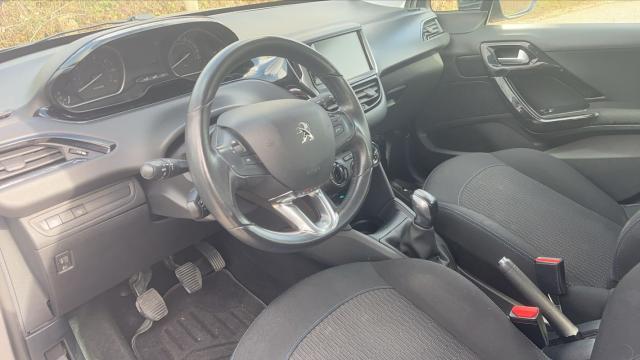 Peugeot 208 image 2