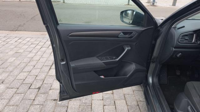 Volkswagen T-Roc image 8