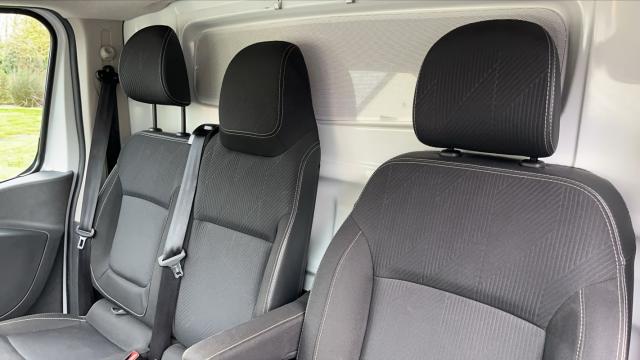 Nissan Nv300 image 5