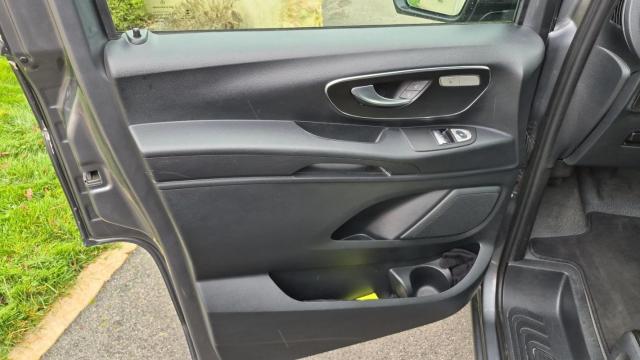 Mercedes Benz Vito image 2