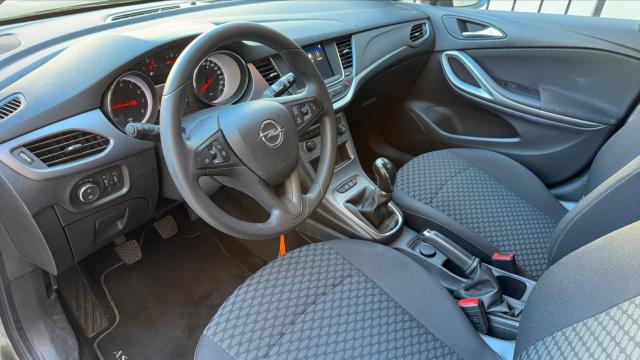 Opel Astra Sports Tourer image 2