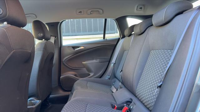 Opel Astra Sports Tourer image 3