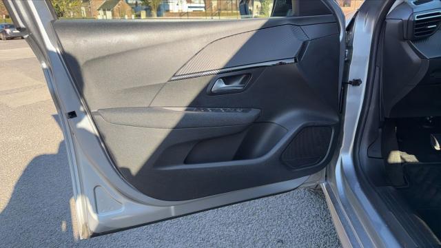Peugeot 208 image 8