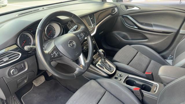 Opel Astra Sports Tourer image 1