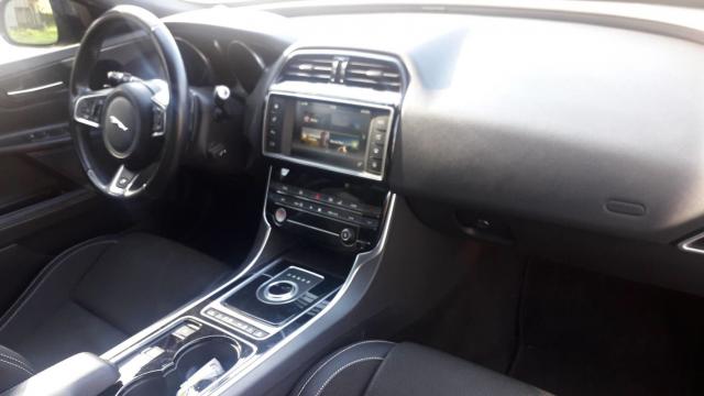 Jaguar Xe image 4