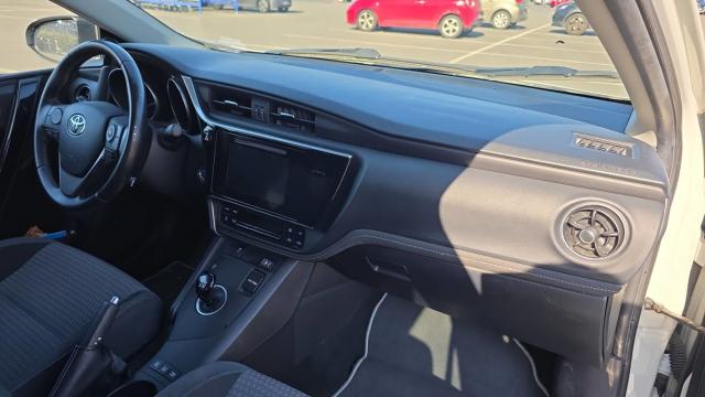 Toyota Auris image 8