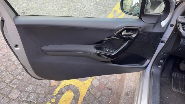 Peugeot 208 image 2