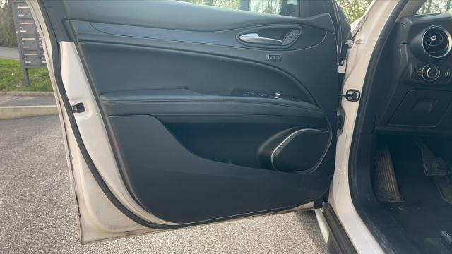 Alfa Romeo Stelvio image 9