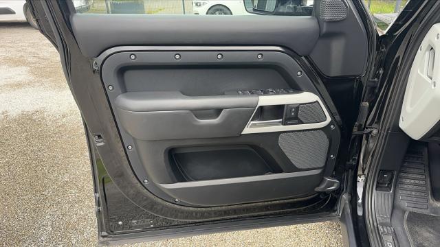 Land Rover Defender image 5