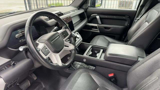 Land Rover Defender image 4