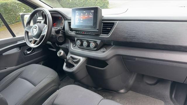 Nissan Nv300 image 7