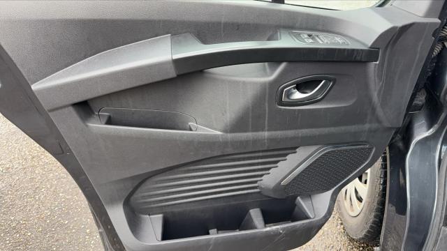 Nissan Nv300 image 8