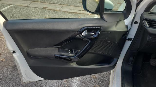 Peugeot 208 image 6
