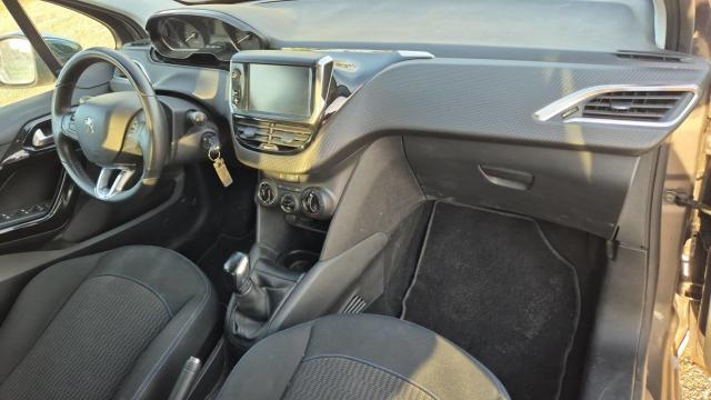 Peugeot 208 image 8