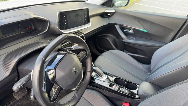Peugeot 2008 image 2