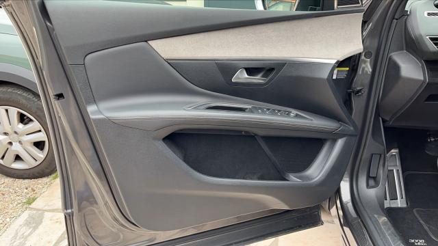 Peugeot 3008 image 2