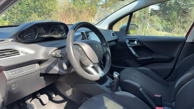 Peugeot 208 image 8