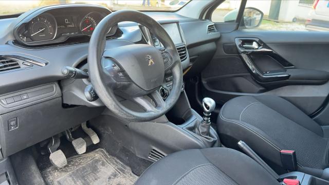 Peugeot 208 image 9