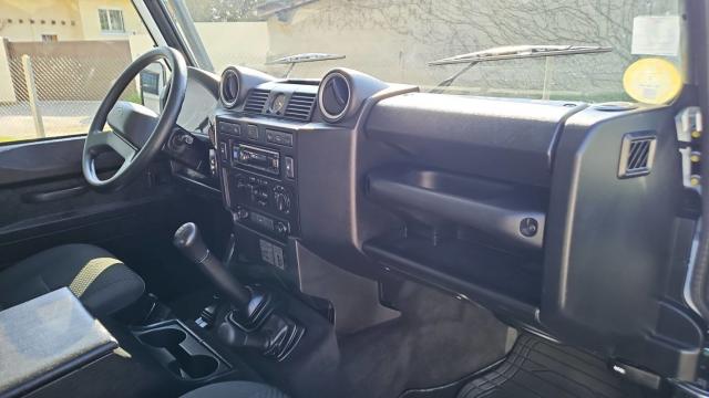 Land Rover Defender image 5