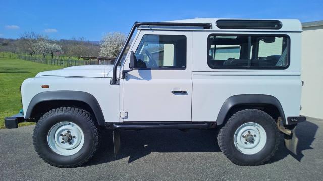 Land Rover Defender image 1