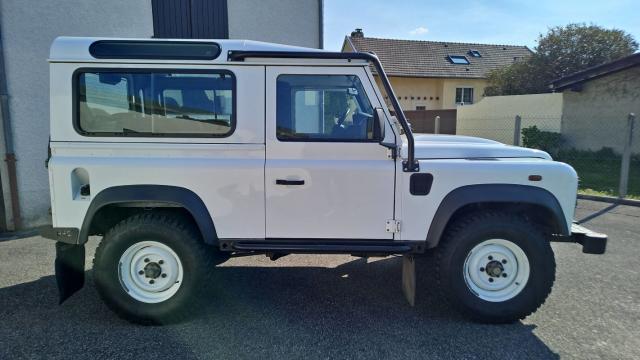 Land Rover Defender image 7