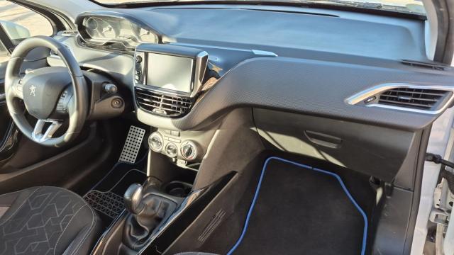 Peugeot 2008 image 8