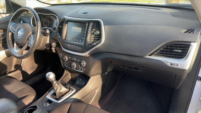 Jeep Cherokee image 4