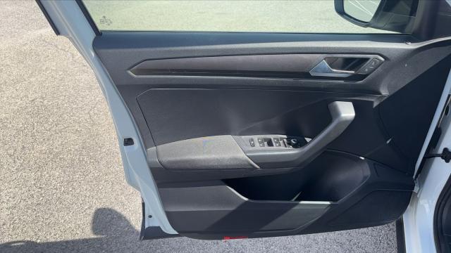 Volkswagen T-Roc image 2