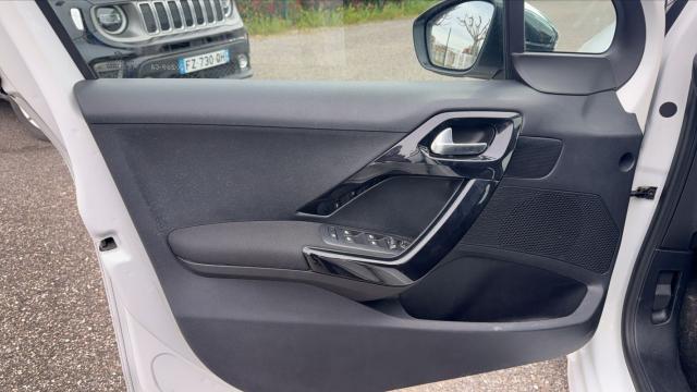 Peugeot 208 image 8